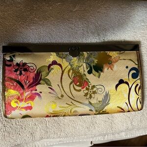 Satin clutch with flowers